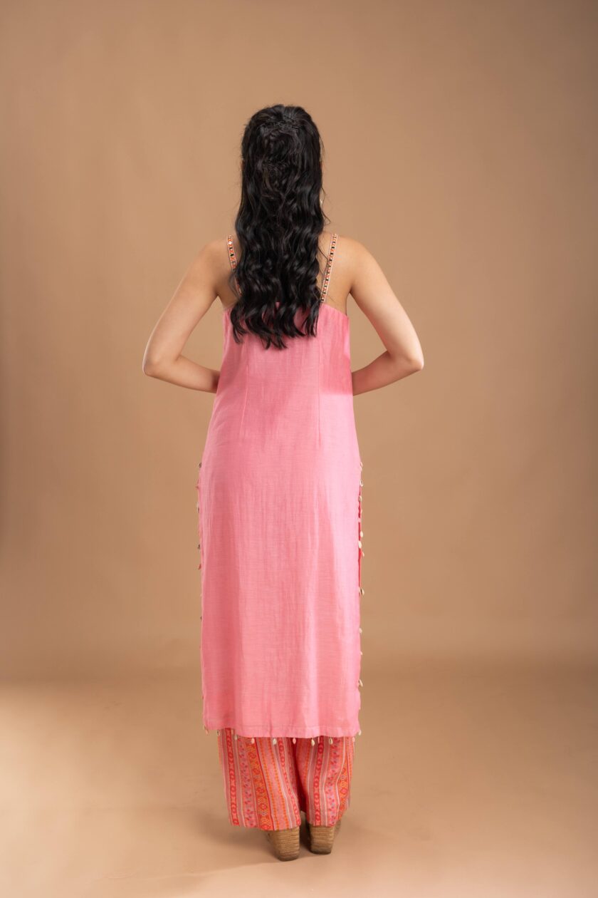 Pink silk kurta with embroidery on the neck and printed pants - Image 2