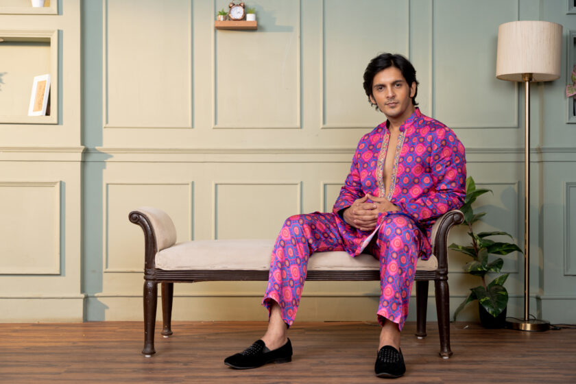 Electric blue silk kurta set with embroidery - Image 3